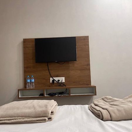 Hotel Nilkanth Navsari Екстер'єр фото