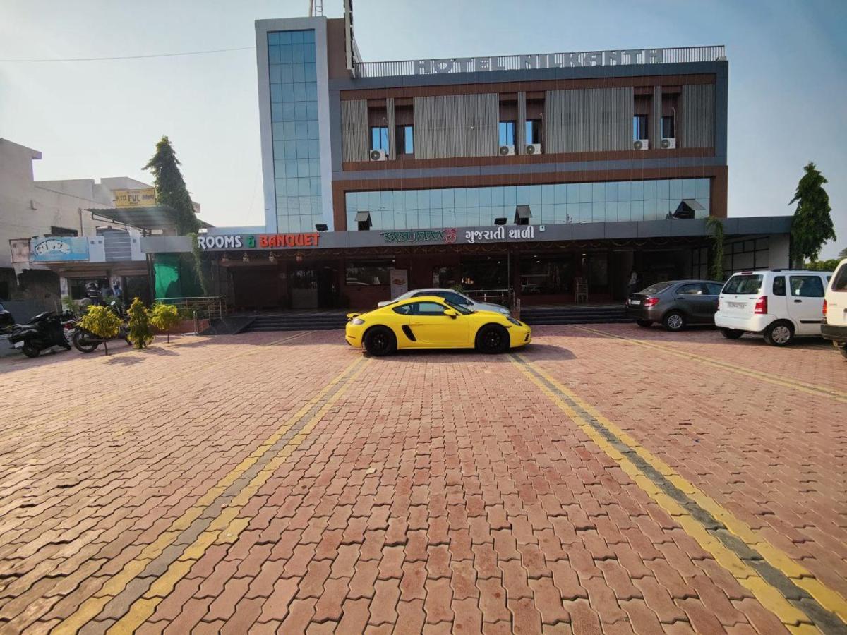 Hotel Nilkanth Navsari Екстер'єр фото