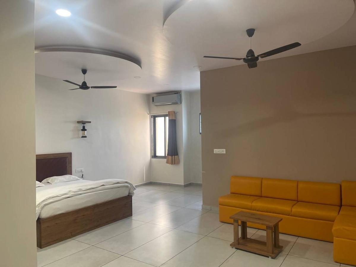 Hotel Nilkanth Navsari Екстер'єр фото