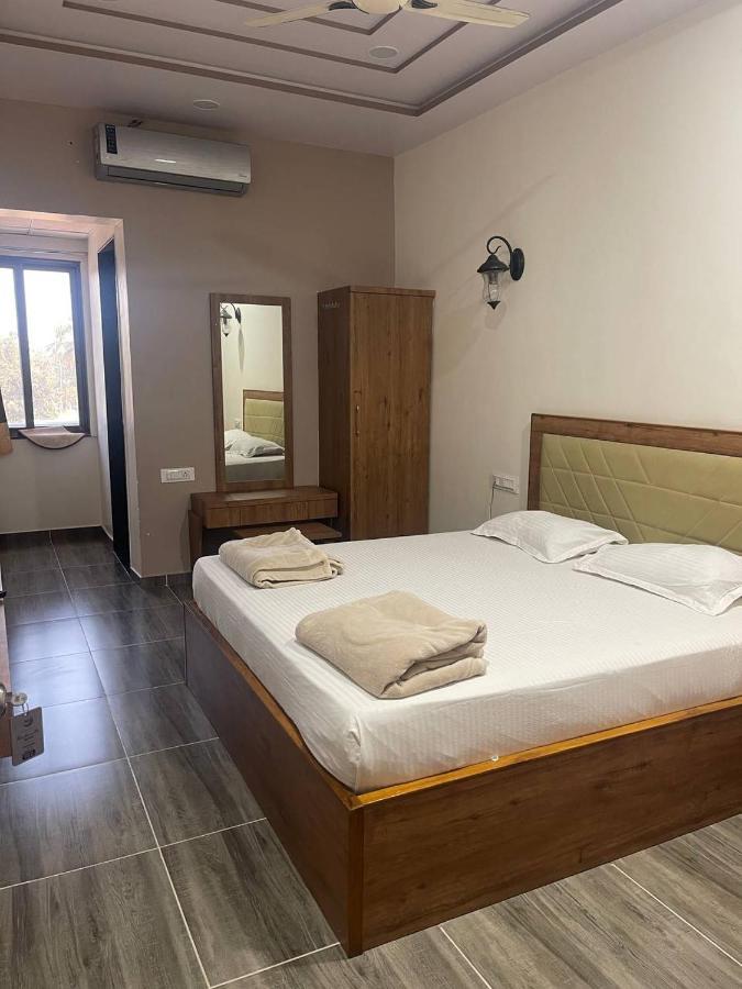 Hotel Nilkanth Navsari Екстер'єр фото
