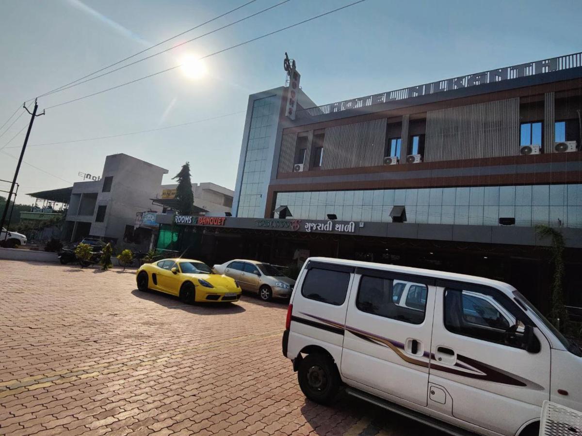 Hotel Nilkanth Navsari Екстер'єр фото