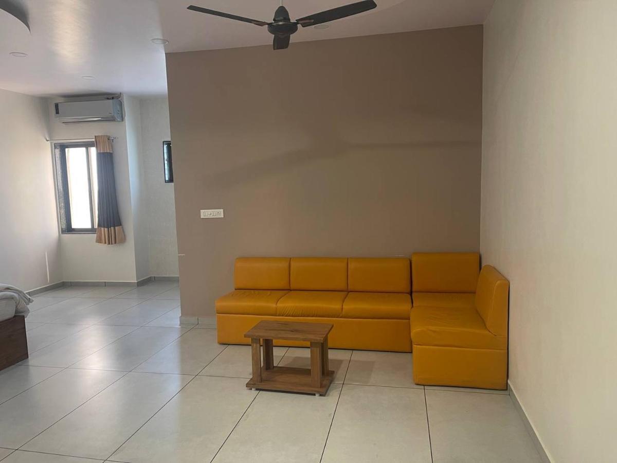 Hotel Nilkanth Navsari Екстер'єр фото
