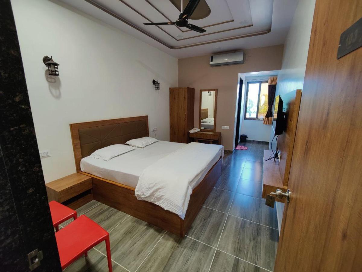 Hotel Nilkanth Navsari Екстер'єр фото