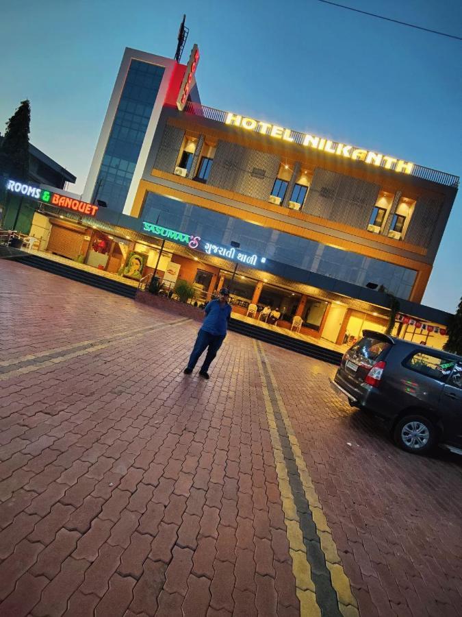 Hotel Nilkanth Navsari Екстер'єр фото