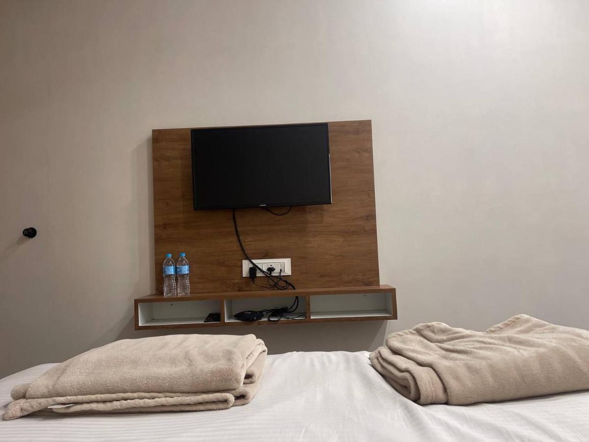Hotel Nilkanth Navsari Екстер'єр фото