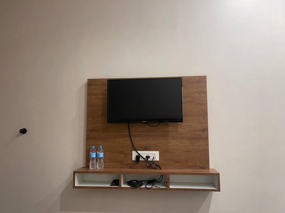 Hotel Nilkanth Navsari Екстер'єр фото