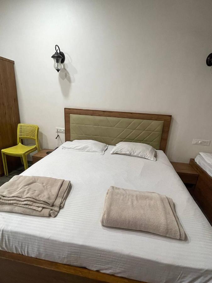 Hotel Nilkanth Navsari Екстер'єр фото