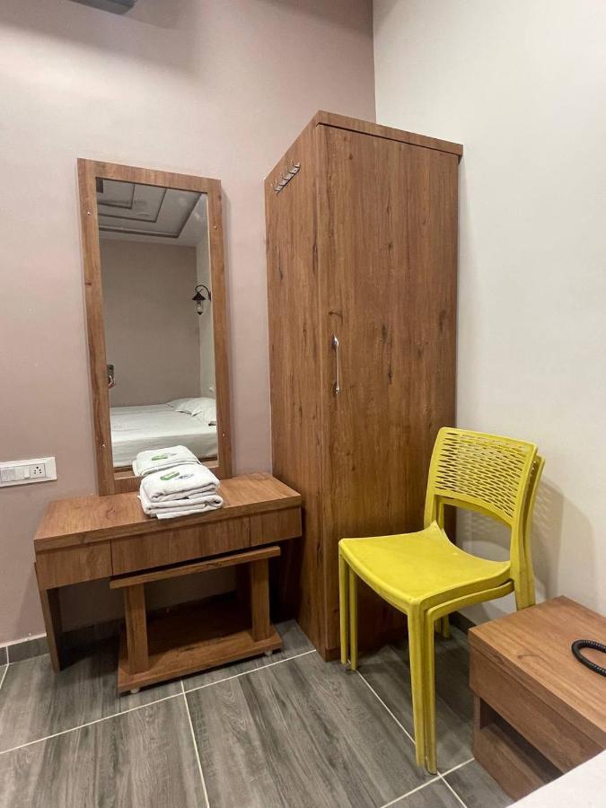 Hotel Nilkanth Navsari Екстер'єр фото