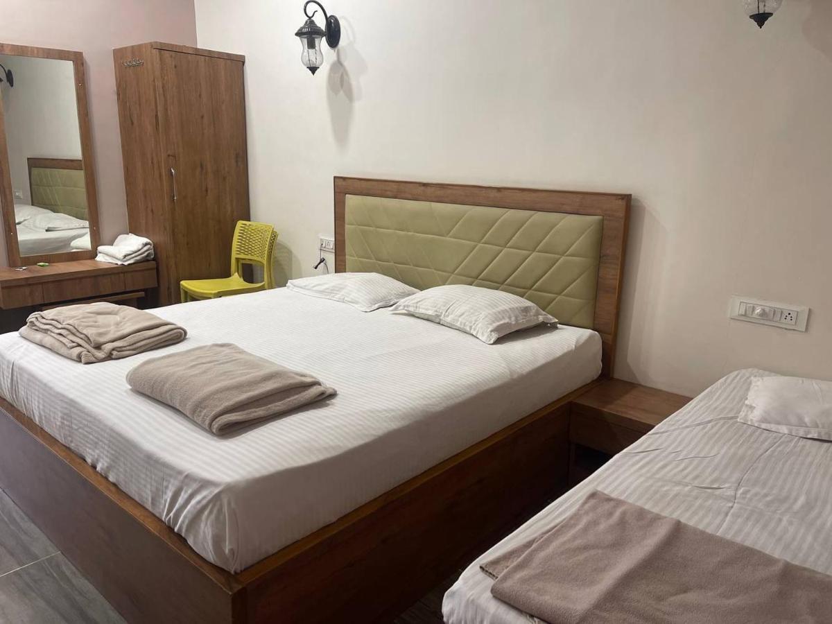 Hotel Nilkanth Navsari Екстер'єр фото
