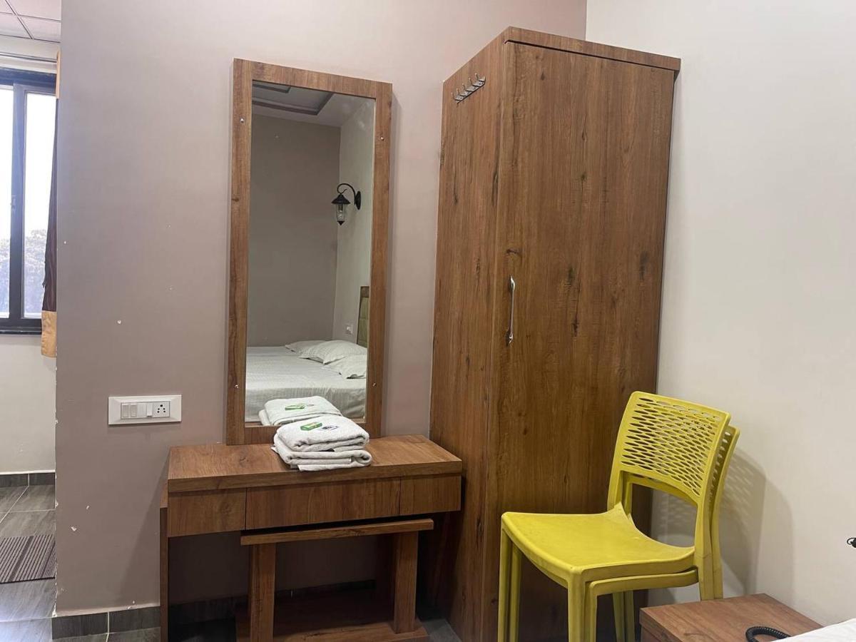 Hotel Nilkanth Navsari Екстер'єр фото