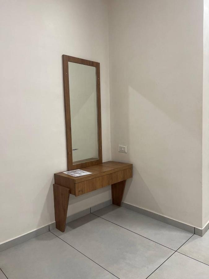 Hotel Nilkanth Navsari Екстер'єр фото