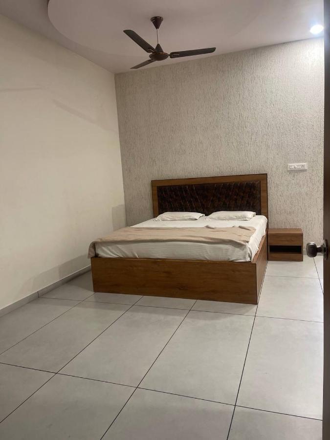 Hotel Nilkanth Navsari Екстер'єр фото