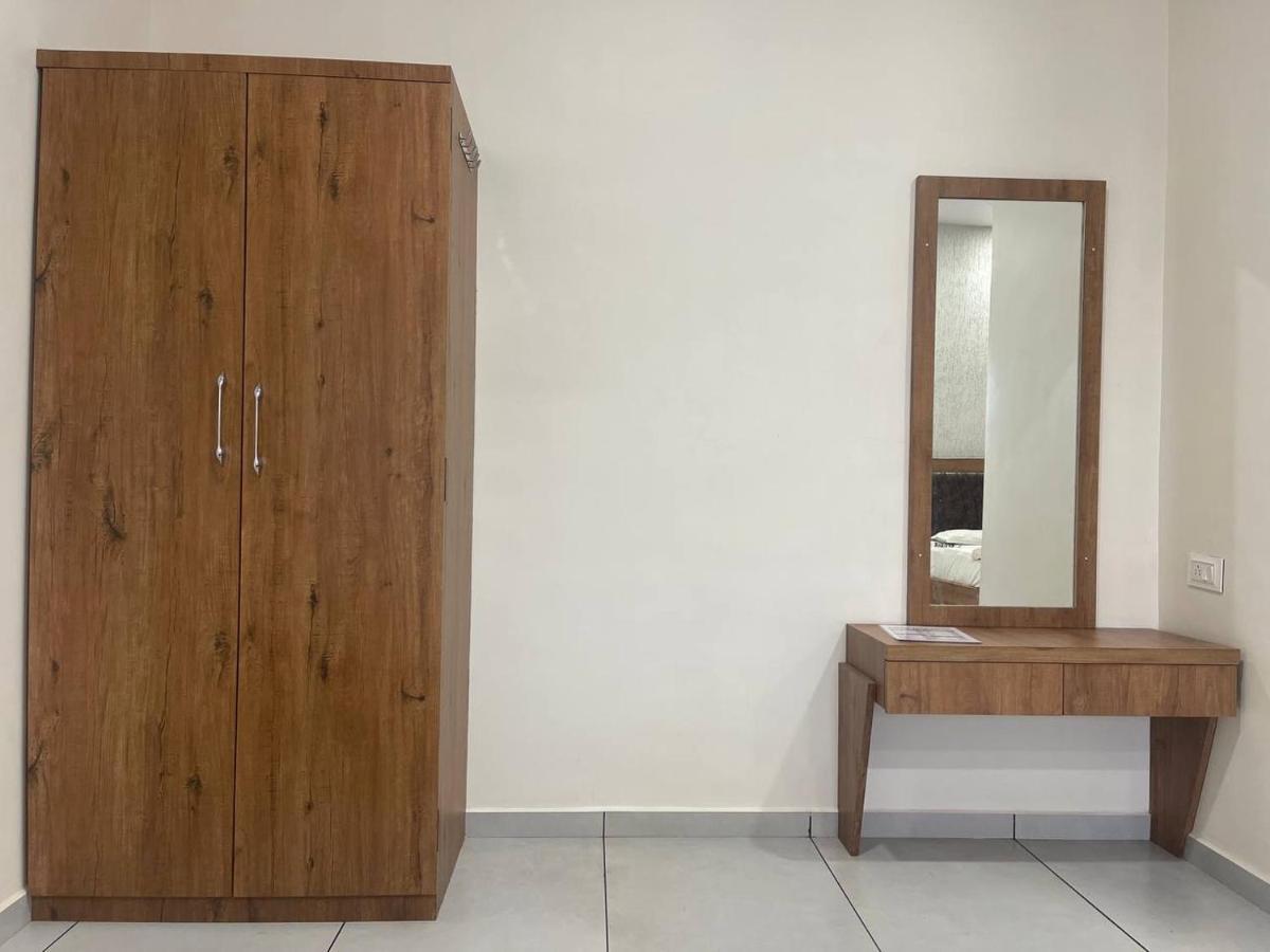 Hotel Nilkanth Navsari Екстер'єр фото