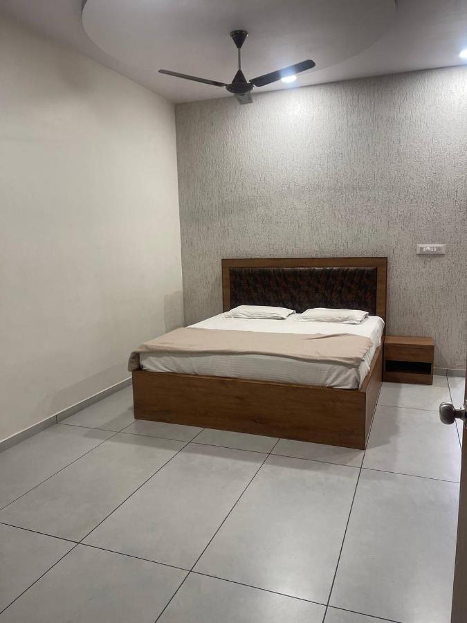 Hotel Nilkanth Navsari Екстер'єр фото
