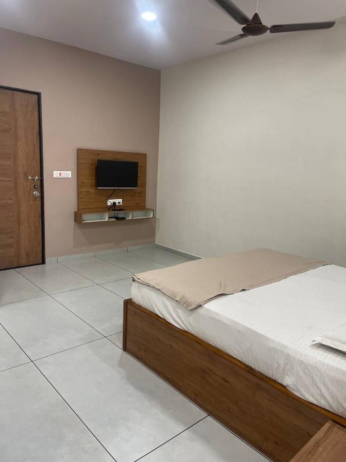 Hotel Nilkanth Navsari Екстер'єр фото