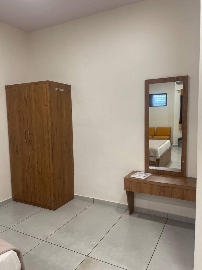 Hotel Nilkanth Navsari Екстер'єр фото