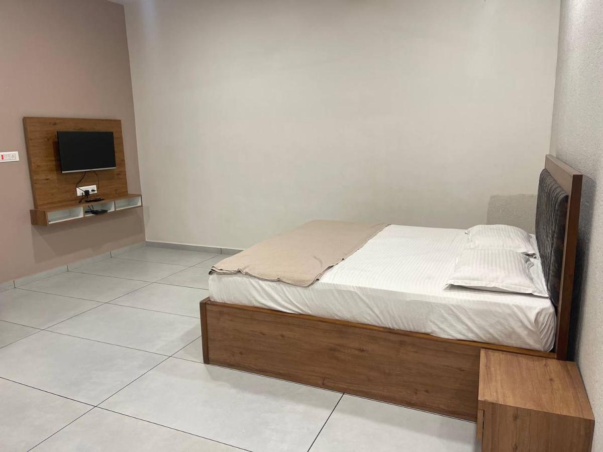 Hotel Nilkanth Navsari Екстер'єр фото
